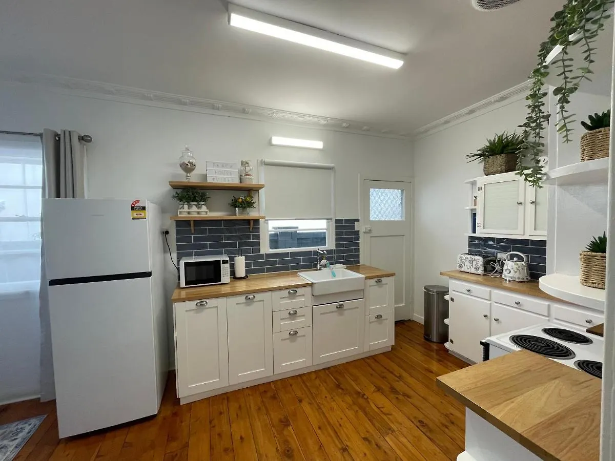 Beach House 100Ms To Beach Freshly Renovated All New Appliances Gold Coast Holiday home